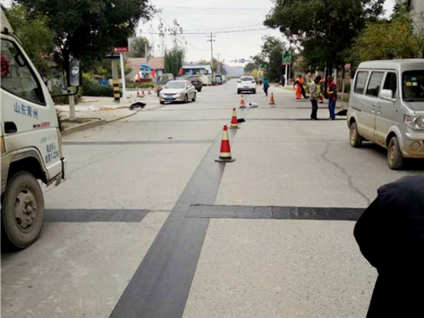 抗裂貼在公路養護中的作用