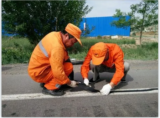 公路路面貼縫帶特點